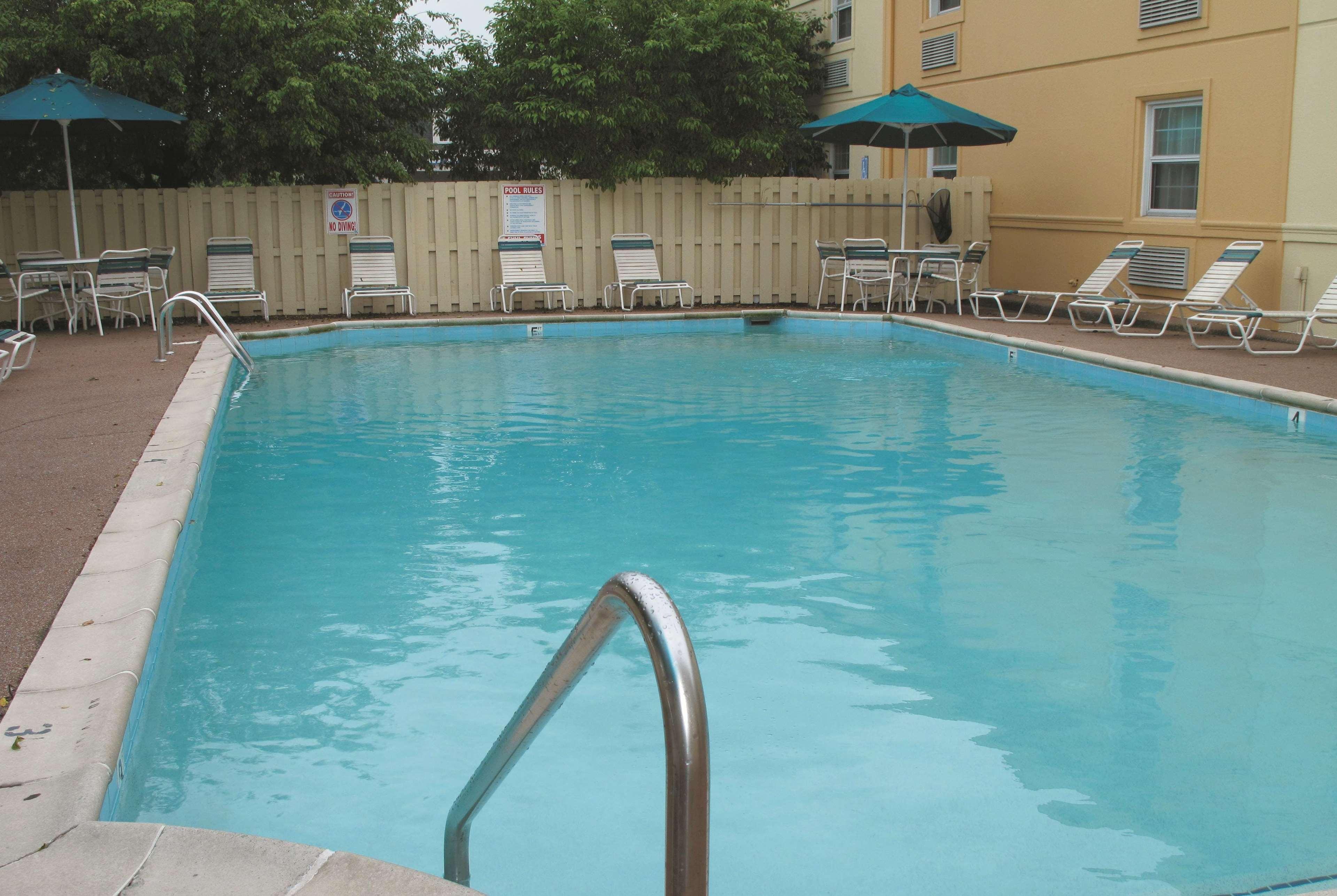 La Quinta Inn By Wyndham Indianapolis Airport Lynhurst Buitenkant foto