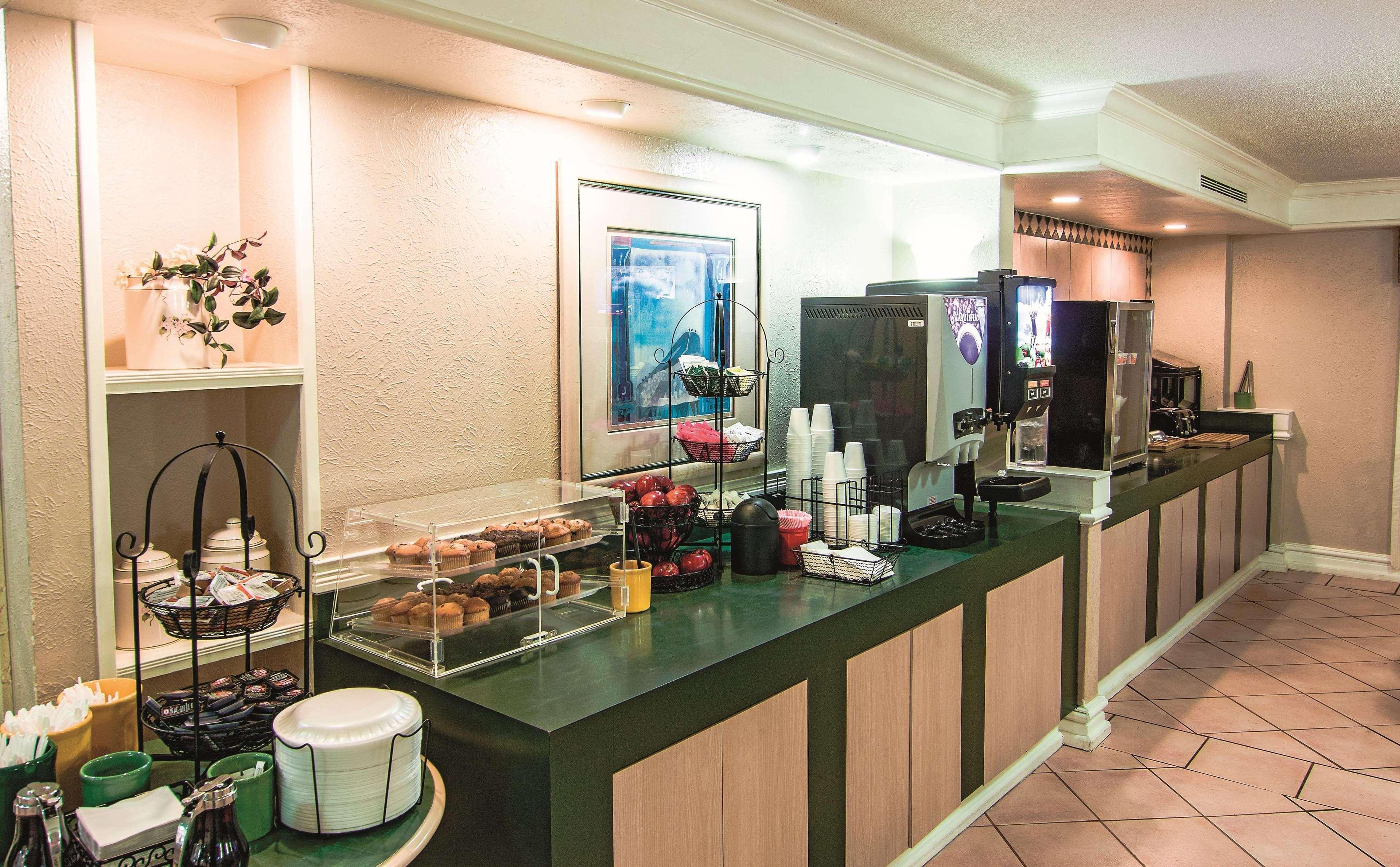 La Quinta Inn By Wyndham Indianapolis Airport Lynhurst Buitenkant foto