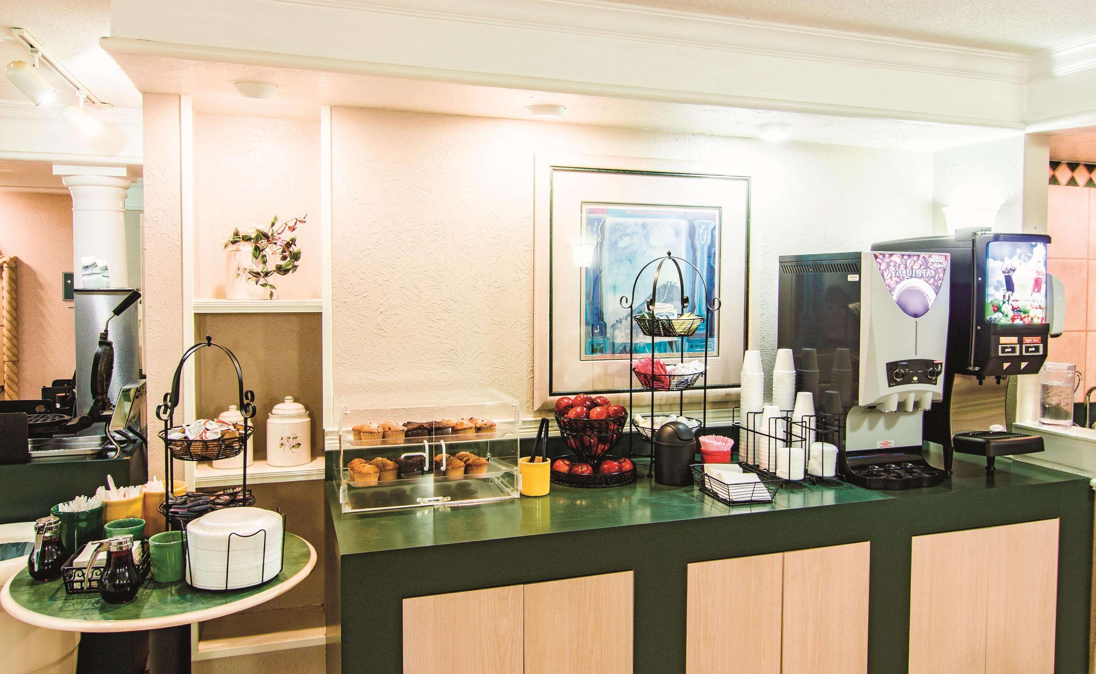 La Quinta Inn By Wyndham Indianapolis Airport Lynhurst Buitenkant foto